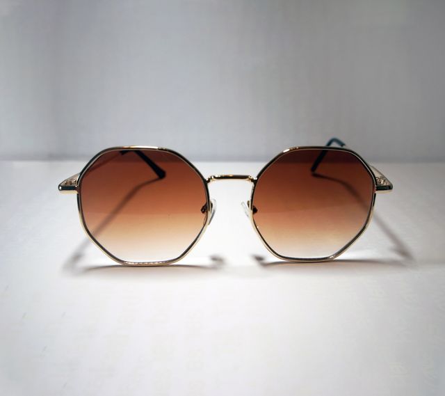 Gafas de sol montura dorada y lentes caramelo