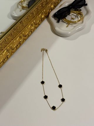 Conjunto collar y pulsera flor negra y dorada