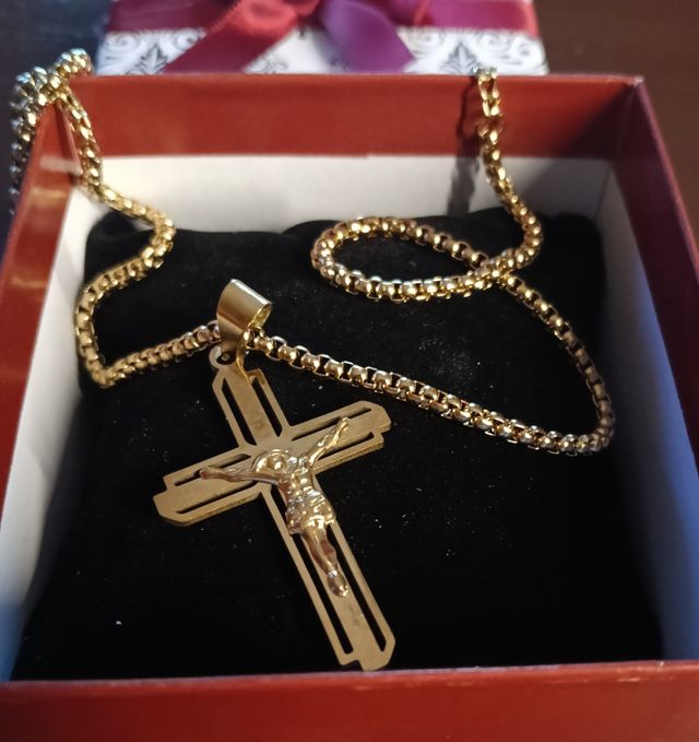Crucifijo dorado para regalo