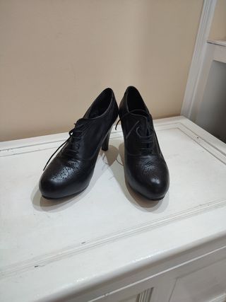 Zapatos de piel negros con cordones y tacón 