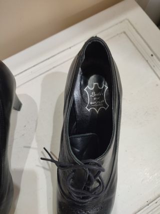 Zapatos de piel negros con cordones y tacón 