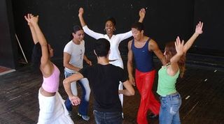 Se enseña a bailar diferentes ritmos musicales 