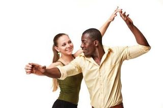 Se enseña a bailar diferentes ritmos musicales 