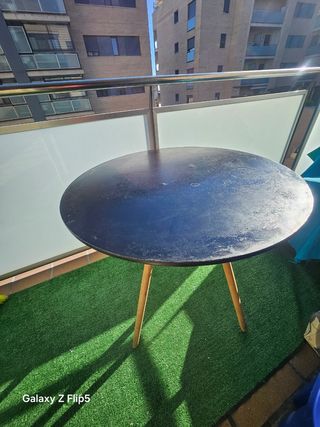 Mesa redonda negra con patas de madera