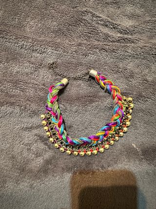 Collar trenzado multicolor con cascabeles