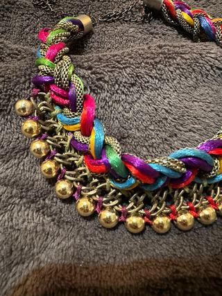 Collar trenzado multicolor con cascabeles