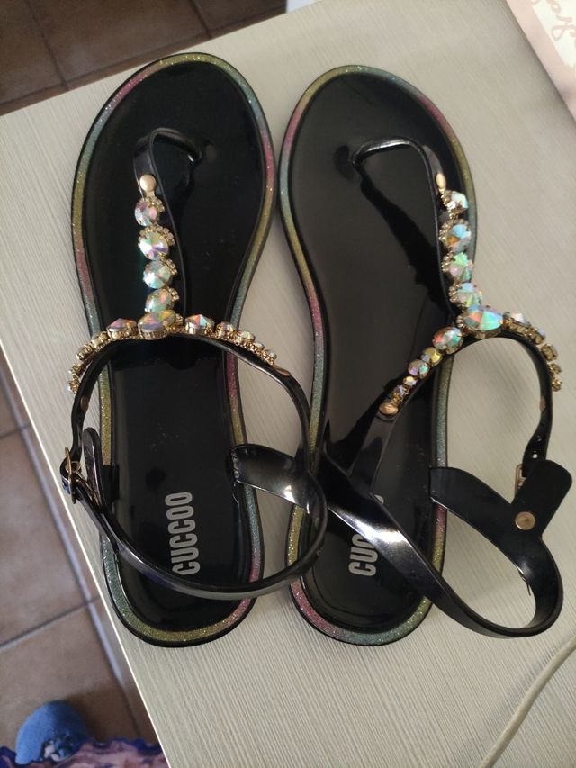 Sandalias de verano con pedrería