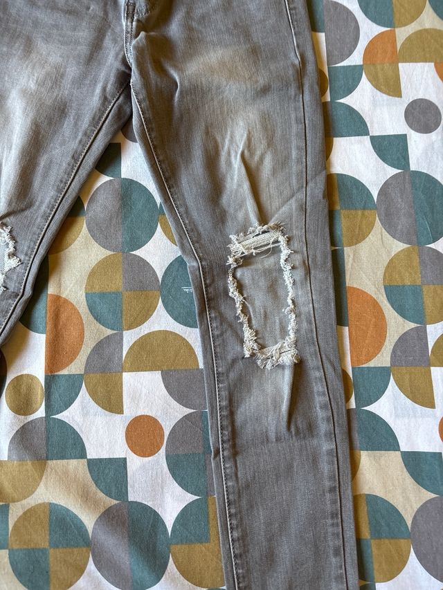 Jeans grigi strappati