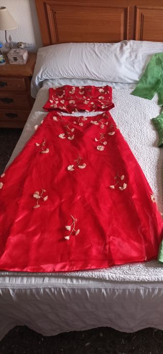 Vestido rojo dos piezas con con zapatos y bolso