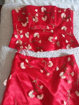 Vestido rojo dos piezas con con zapatos y bolso