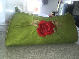 Vestido rojo dos piezas con con zapatos y bolso