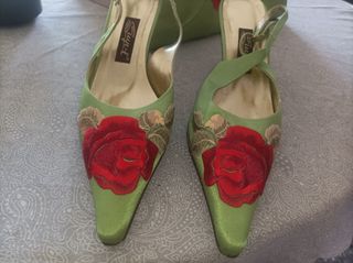 Vestido rojo dos piezas con con zapatos y bolso