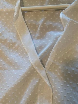 Camicia bianca elegante con pois