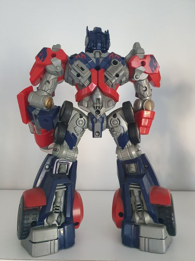 Dos figuras Transformers Optimus Prime y Bumblebee