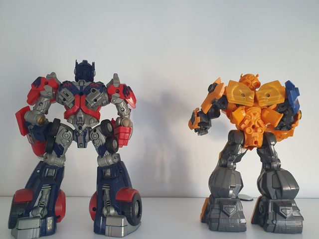 Dos figuras Transformers Optimus Prime y Bumblebee