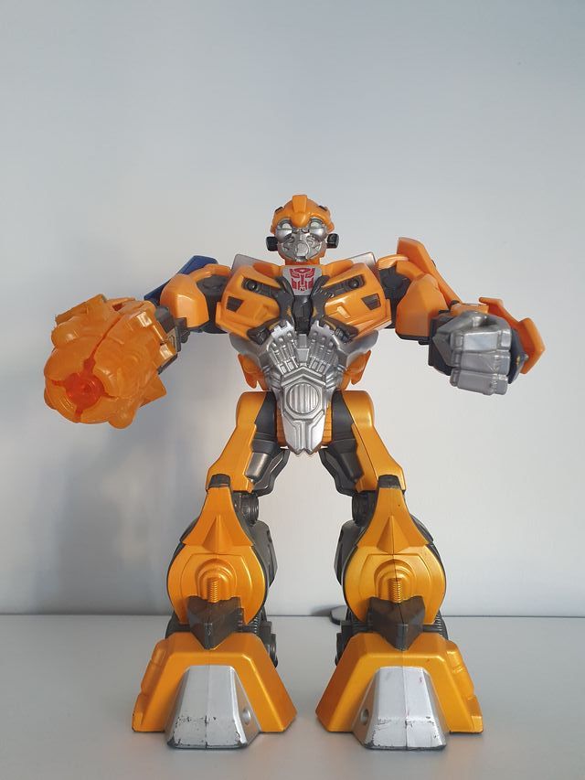 Dos figuras Transformers Optimus Prime y Bumblebee