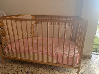 Cuna de madera con colchón