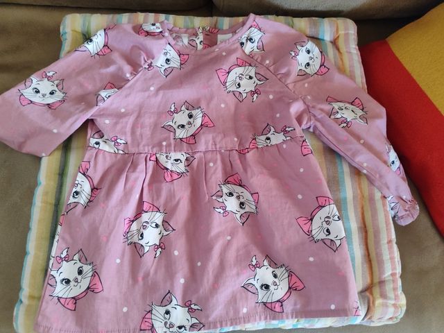 Vestido rosa con estampado de gatos