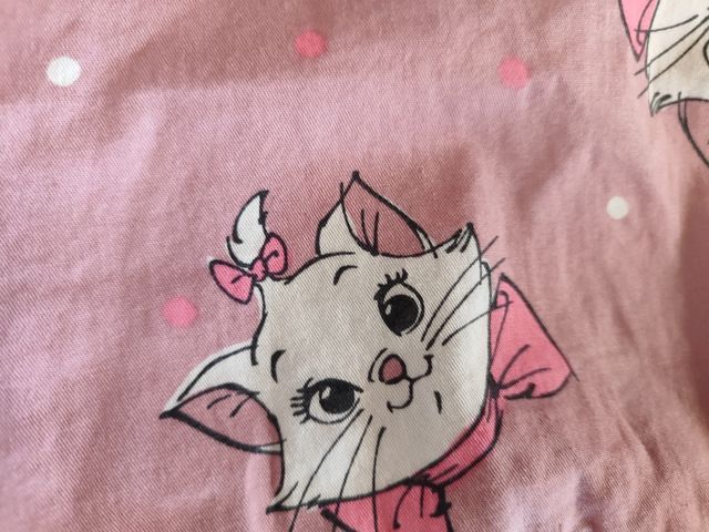 Vestido rosa con estampado de gatos