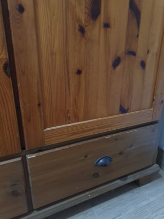 Mueble de madera Ikea con cajones
