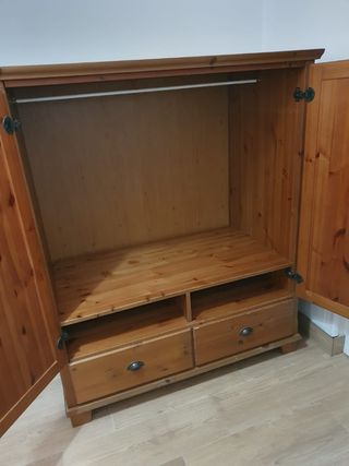 Mueble de madera Ikea con cajones