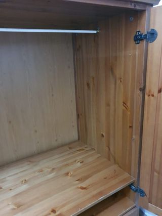 Mueble de madera Ikea con cajones