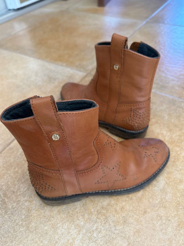 Botas niña cuero marrón estrellas.