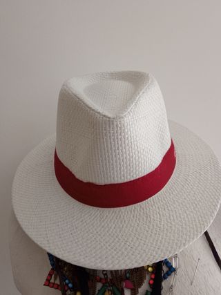 Sombrero blanco con cinta decorada