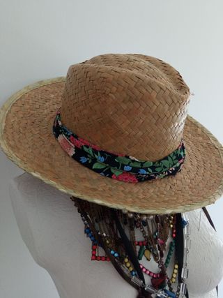 Sombrero blanco con cinta decorada