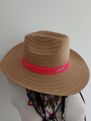 Sombrero blanco con cinta decorada