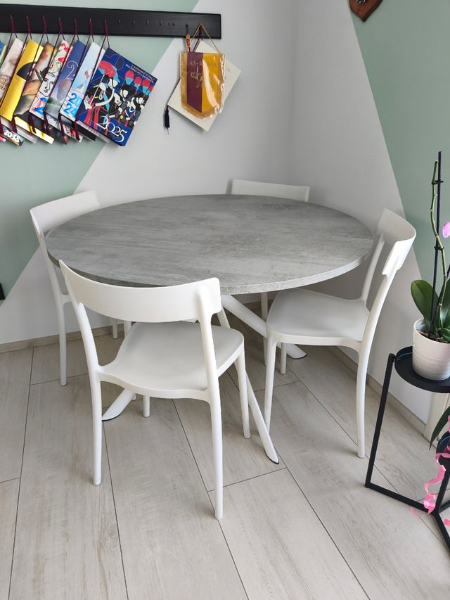 Tavolo rotondo con sedie