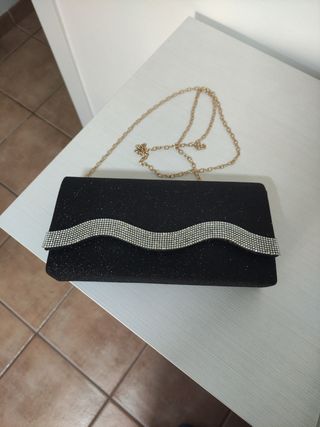 Bolso de fiesta negro con cadena dorada