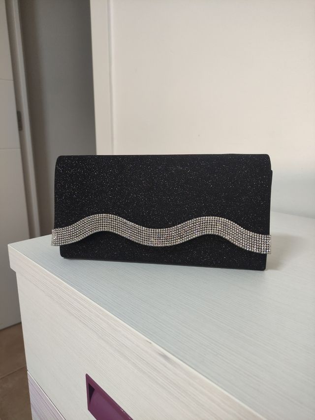 Bolso de fiesta negro con cadena dorada