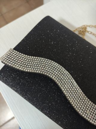 Bolso de fiesta negro con cadena dorada