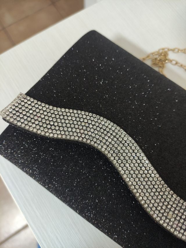 Bolso de fiesta negro con cadena dorada