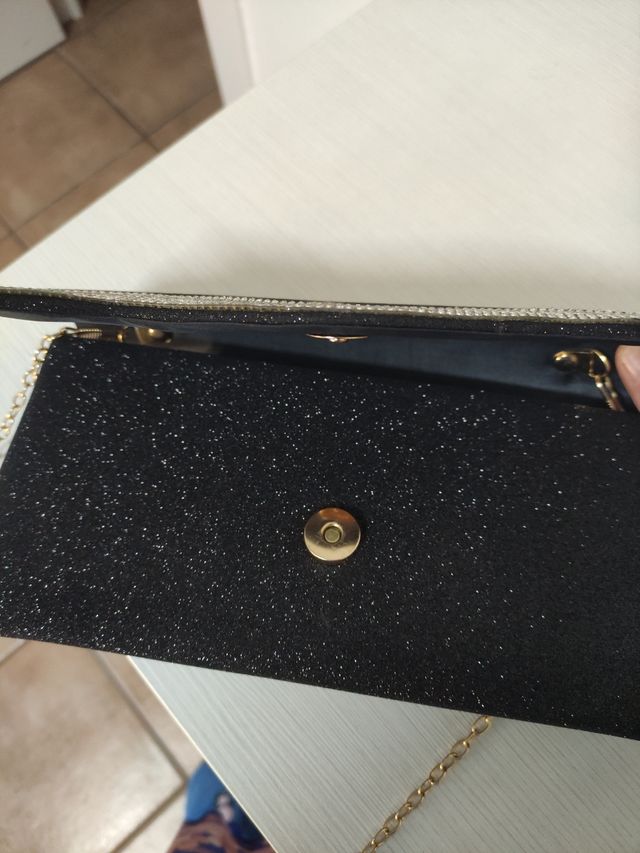 Bolso de fiesta negro con cadena dorada