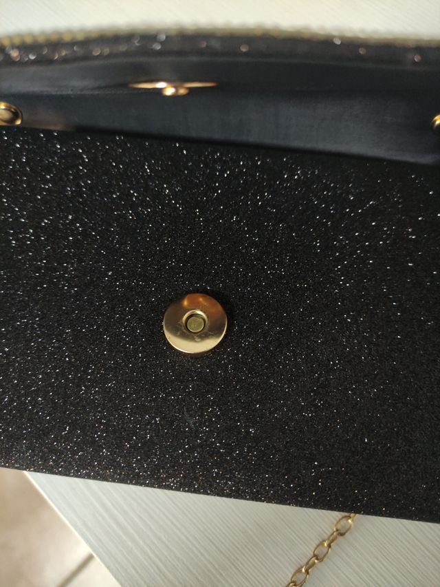Bolso de fiesta negro con cadena dorada