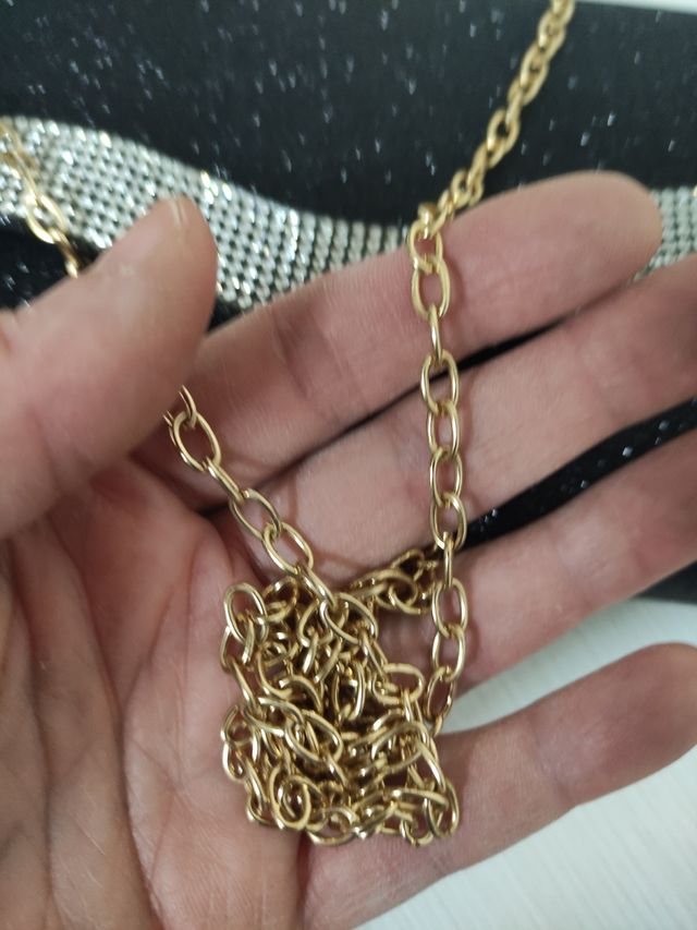 Bolso de fiesta negro con cadena dorada