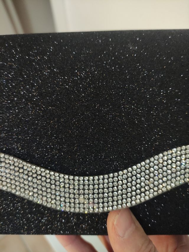 Bolso de fiesta negro con cadena dorada