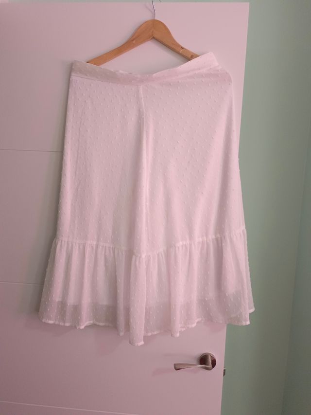 Falda blanca con volantes