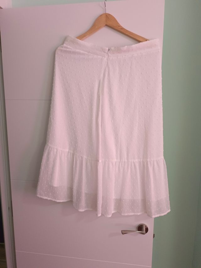 Falda blanca con volantes