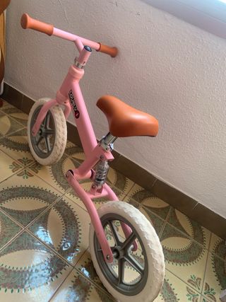 Bicicleta infantil rosa con amortiguación