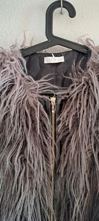 Chaleco peludo Lebasi negro y gris