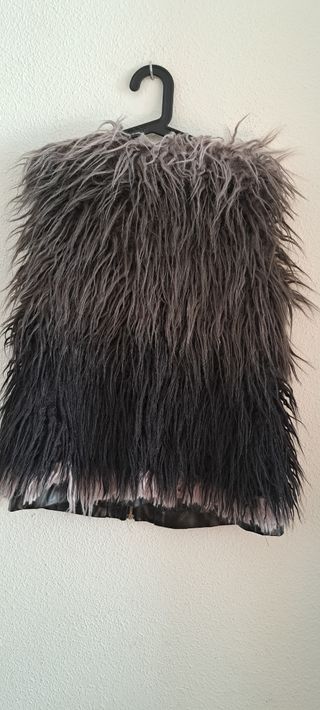 Chaleco peludo Lebasi negro y gris