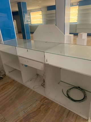 Mostrador de comercio blanco y cristal