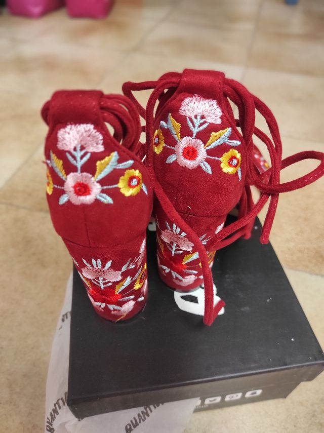 Sandali rossi con tacco alto e fiori