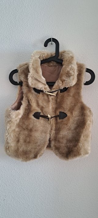 Chaleco peludo beige con cierres