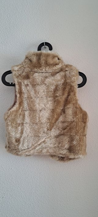 Chaleco peludo beige con cierres