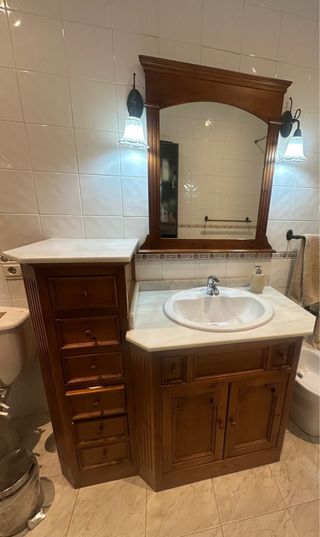 Mueble de baño madera , lavabo y espejo.