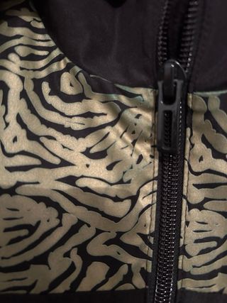 Chaqueta Adidas Negra Dorada Talla S animal print